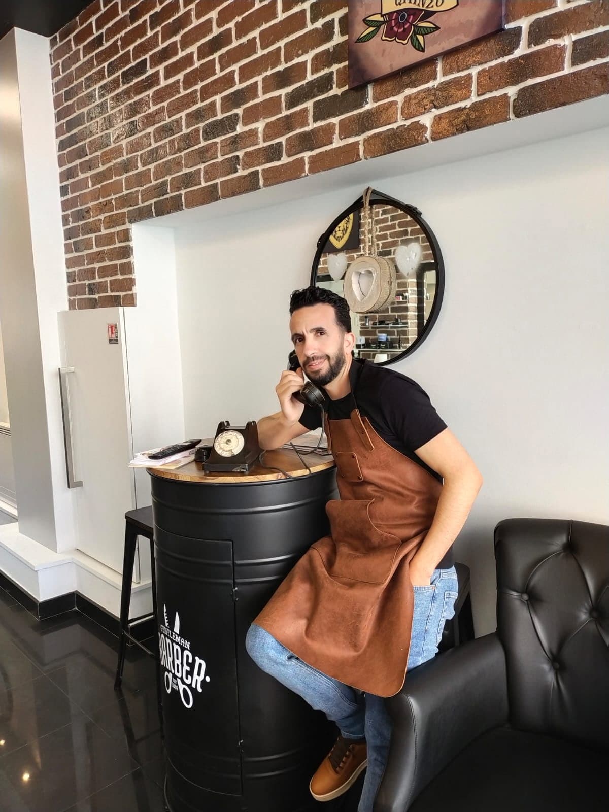 Karim, fondateur de Gents Coiffure, dans son salon